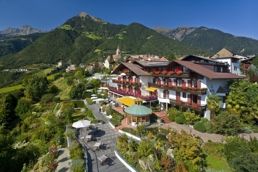 Hotel Marini in Dorf Tirol, aufgenommen mit dem Hochstativ