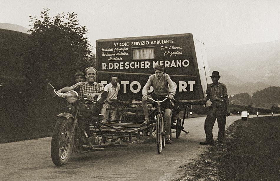 Ein Bild aus der Anfangszeit unserer Firma. Das mobile Fotolabor von Rudolf Drescher diente dazu, Fotos vor Ort aufzunehmen und sofort zu entwickeln.